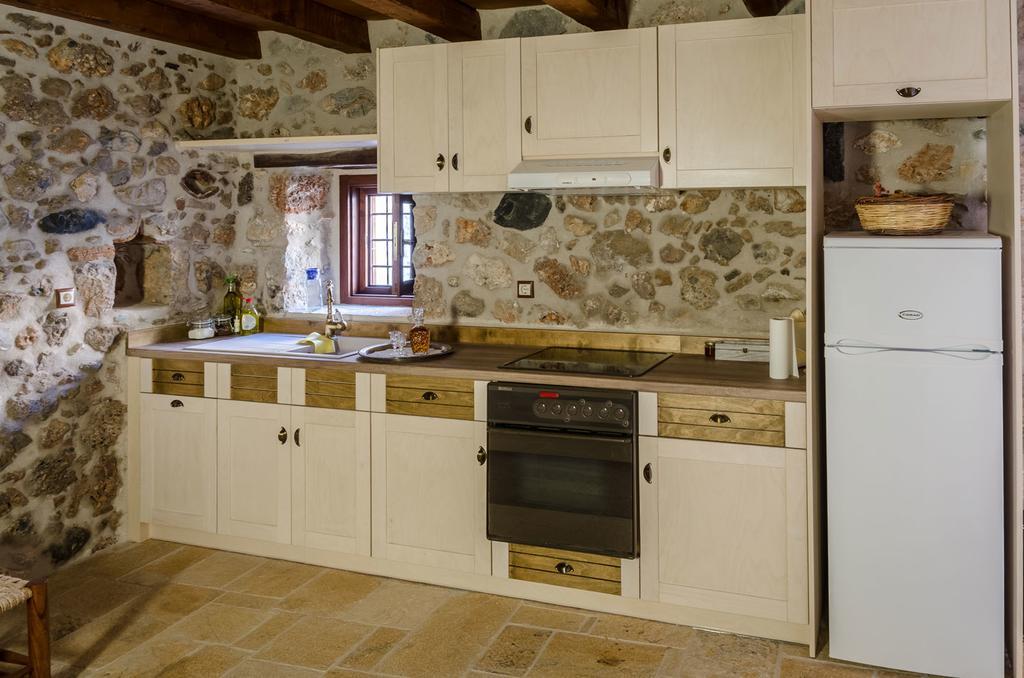 Ev Zin Apartments Leonídion Екстериор снимка