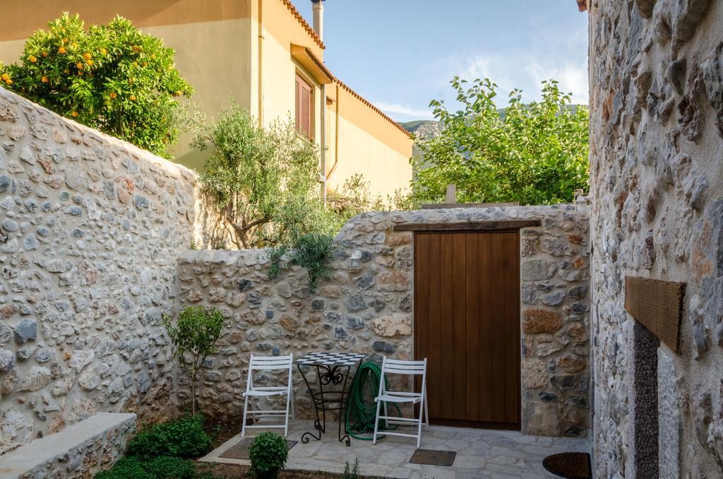 Ev Zin Apartments Leonídion Стая снимка