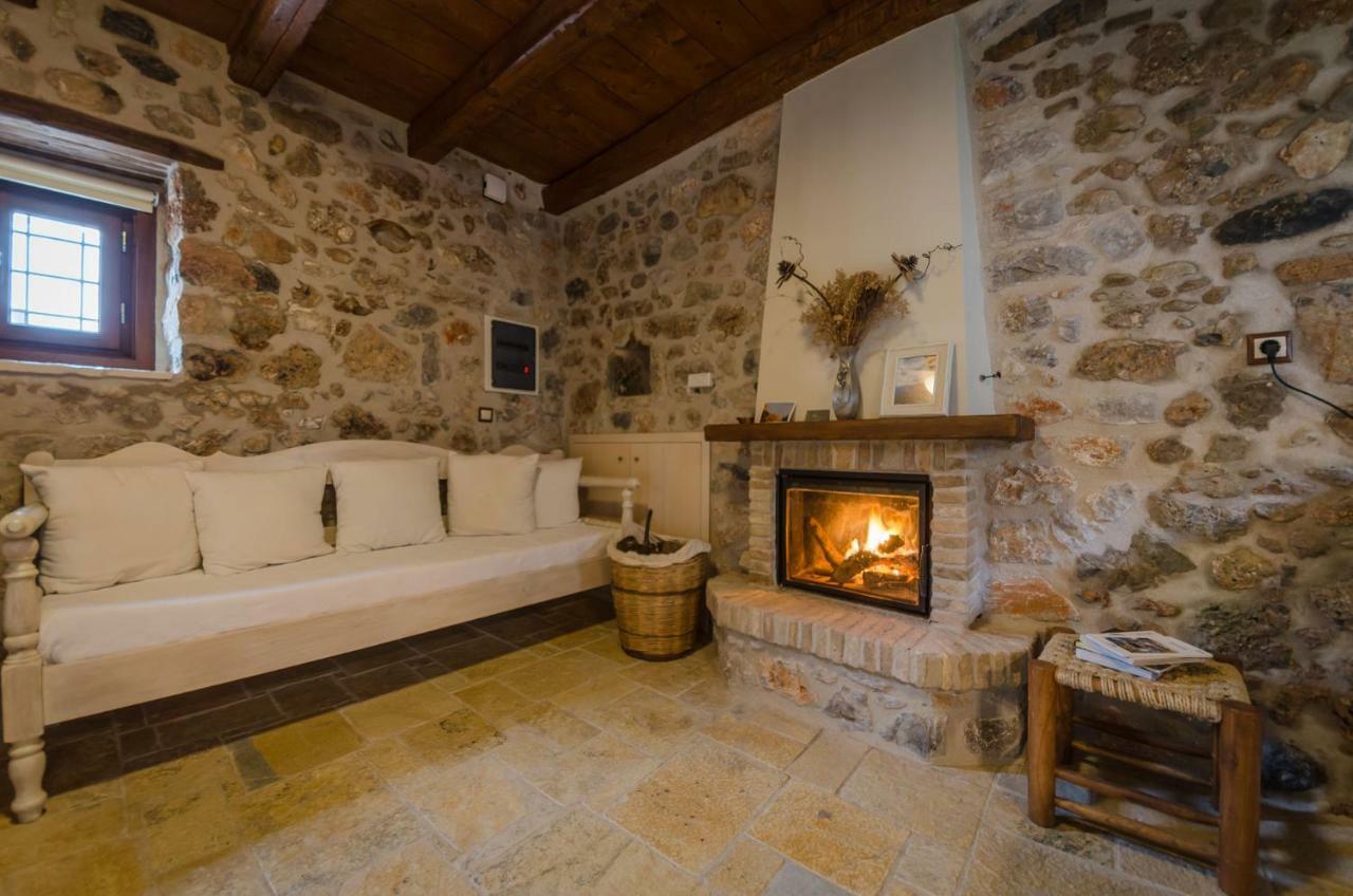 Ev Zin Apartments Leonídion Екстериор снимка